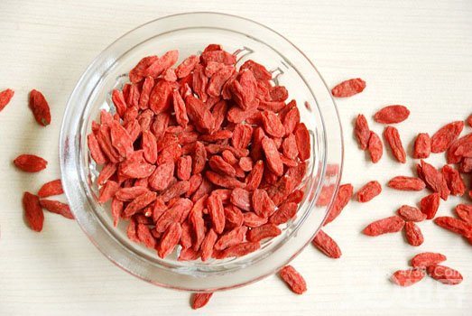 Goji berry extract containts antioxidants that are also key to maintaining youthful, glowing skin.